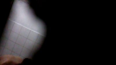 Ein Schnurrbartverkäufer auf sexfilme online kostenlos dem Markt verprügelt eine junge Verkäuferin