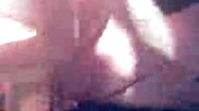 Mädchen schmierte ihre großen Titten und fing an, den Schwanz ihres pornos online hd Freundes damit zu masturbieren