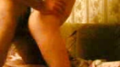 Dummer Mann in weißen Schuhen hat in pornos online ansehen einer Anzeige einen Sexpartner gefunden