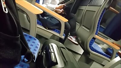 Ein älterer Mann brachte einem pornos online gucken Mädchen bei, einen Penis in einer Muschi und einen Analplug auf einem Esel zu genießen