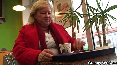 nach dem Duschen beschloss das Mädchen, Solo-Sex mit einem Bürstengriff zu haben pornos kostenlos online ansehen