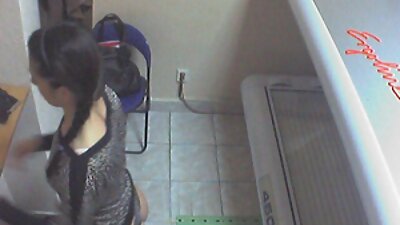 Striptease mit Blondine in Brille, die sich dem Casting hingibt sexfilme im internet