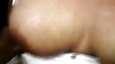 Schön mit großen Titten, die ihren Anus pornos online und ihre Muschi vor der Kamera massieren