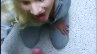 Ein Mädchen mit kurzen Haaren nimmt den pornos online gucken Analplug nicht aus ihrem Arsch, damit der Ficker seinen Schwanz nicht in sie steckt