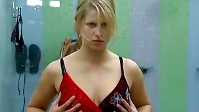 Brutales Dominationsmädchen mit bunten Lippen pornos online schauen mit Urin zum Trinken