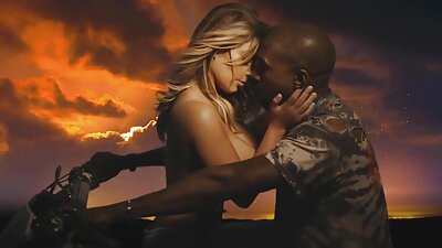 Blondine mit einem großen Esel in Strumpfhosen war vom Blick auf den See so online gratis porno bewegt, dass sie selbst den Schwanz ihrer Freundin lutschen wollte