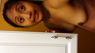 Mann wird von pornos online einer sexy Blondine mit großen Titten versohlt und dafür setzt er sich die Muschi ins Gesicht