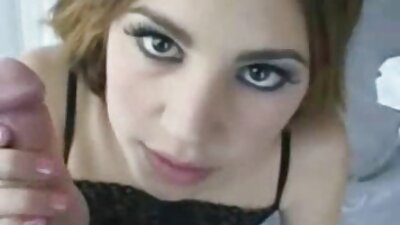 Junge Brünette pornos online schauen mit kleinen Titten streichelt ihren Mund mit dem Kopf des Penis ihres Freundes
