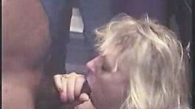 Schlankes Cam-Model trainiert ihre Muschi und ihren pornos schauen online Anus mit Hilfe von Sexspielzeug