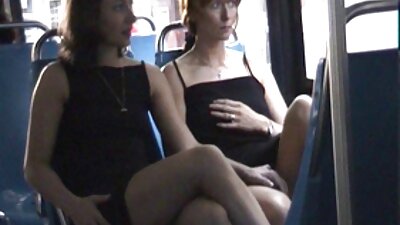 Asiatische Kellnerin pornos online kostenlos mit rasierten Schamhaaren schafft es manchmal, mit Mund und Muschi bei der Arbeit zusätzliches Geld zu verdienen