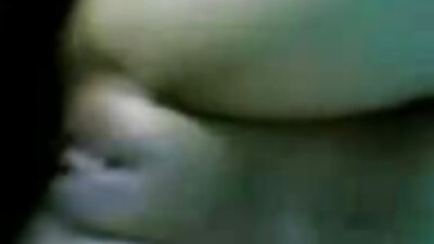 schlanker pornos online Kuss des jungen Mädchens auf dem Ledersofa
