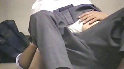 Ein dünner brünetter Kerl hat in diesem Video, in dem er sofort mit zwei pornos online Hengsten fickt, einen Kuss mit ihr gerechtfertigt