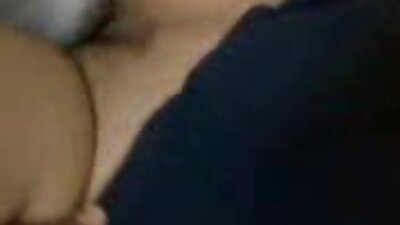 Das Cam-Model in roten Tangas erlaubte seiner Freundin, pornos online ansehen direkt im Internet an der analen Masturbation teilzunehmen