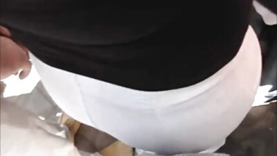 Mit einem seltsamen Mädchen in einem dummen Outfit mit Kartenkombinationen und pornos kostenlos online Flip-Flops durch ihr Höschen spielen